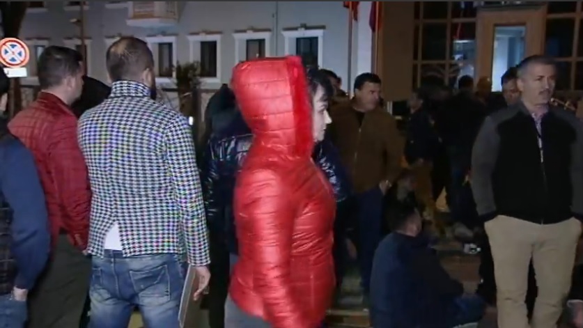 Tension para policisë së Tiranës, mblidhen protestuesit e Astirit (VIDEO)
