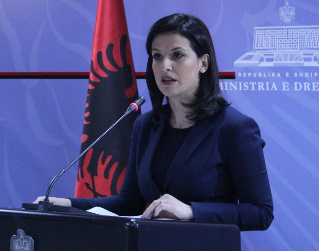 Shkelje e probleme në Hipotekën e Kavajës, ministrja Gjonaj merr masa