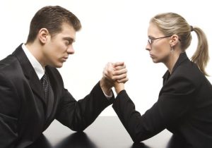 Sondazhi i KE: Gratë shqiptare kanë marrëdhëniet më të tensionuara me burrat në Europë