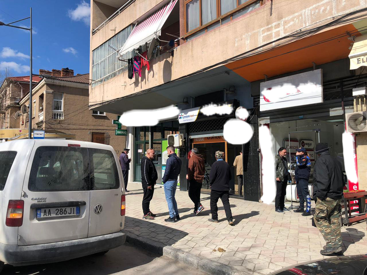 Tjetër grabitje, autori me thikë grabit pikën e këmbimit valutor në Korçë