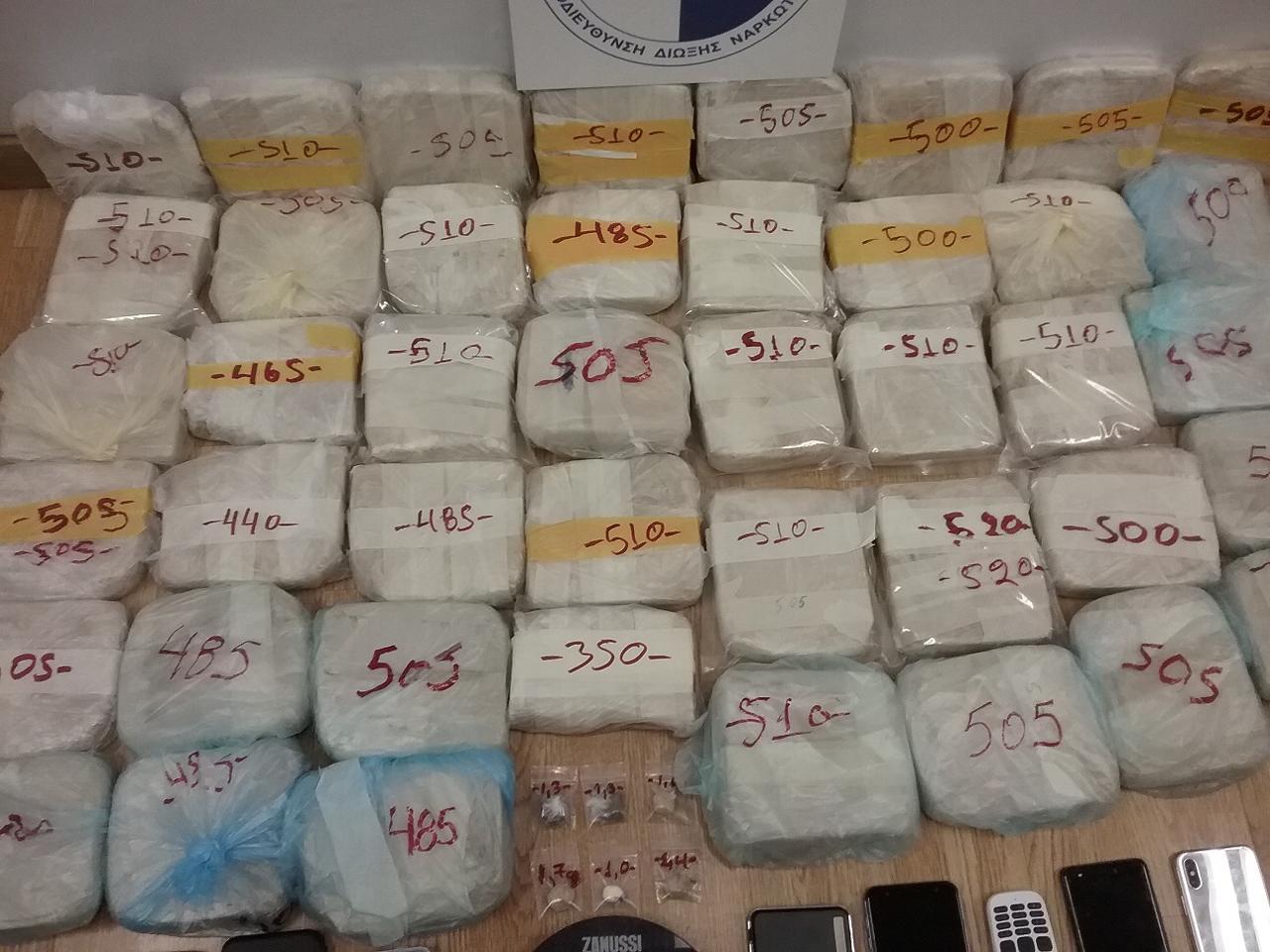 Kapen 4 shqiptarë dhe 1 greke me 21 kg heroinë