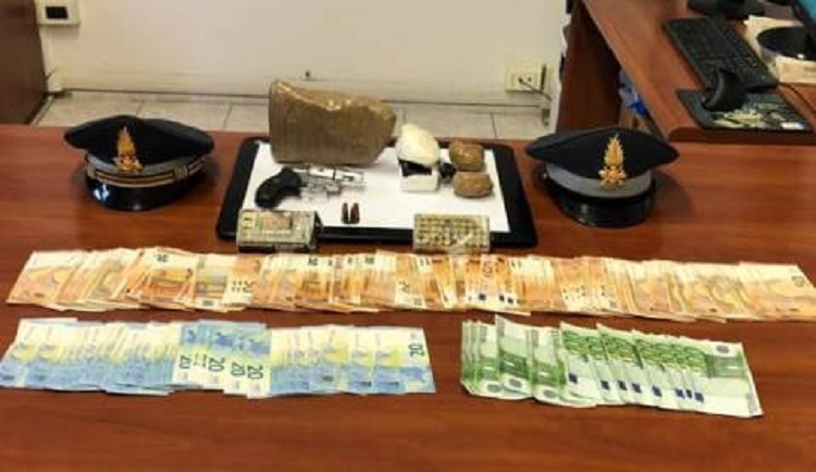 Sekuestrohen armë dhe kokainë në makinën e shqiptares në Itali