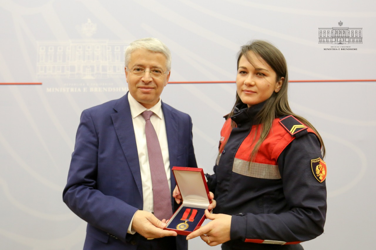 Lleshaj i jep “Medaljen e Nderit” efektives Ina Nuka që dëmtoi gishtat në protestë