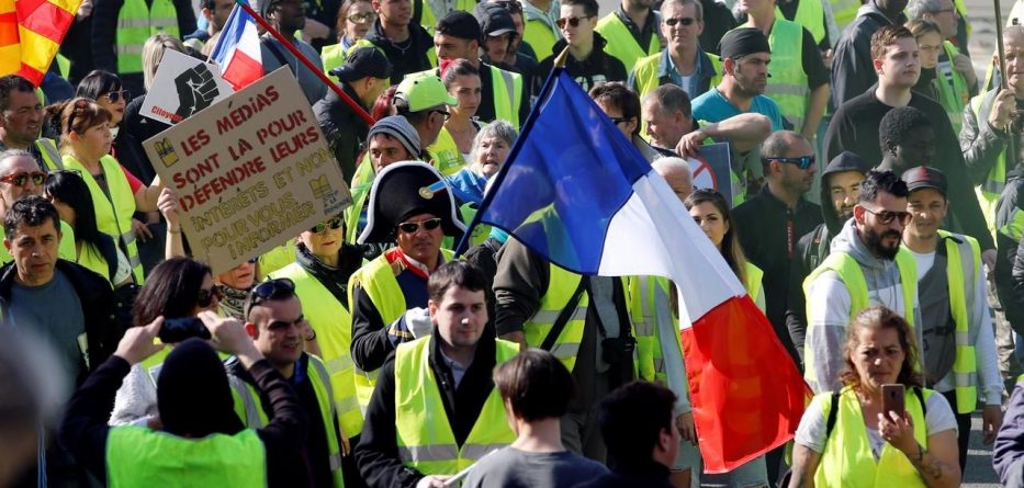 Jelekët e verdhë hapin çadrat