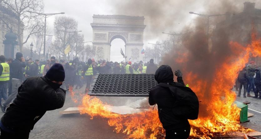 Jelekët e verdhë djegin Parisin