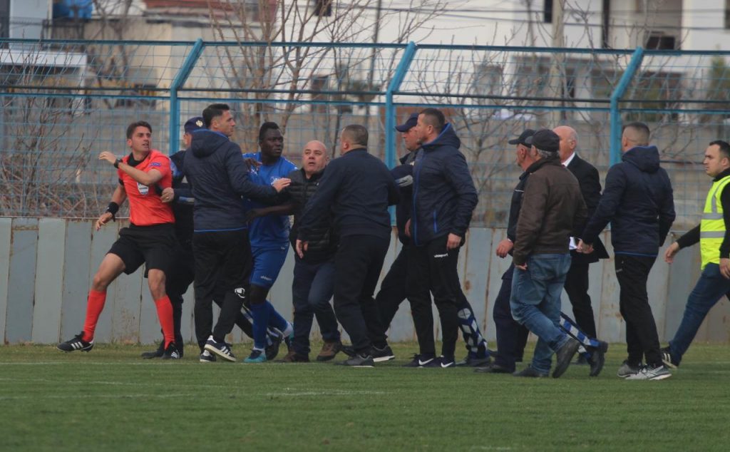 Arrestohen krerët e klubit të Kamzës pas dhunës ndaj gjyqtarit