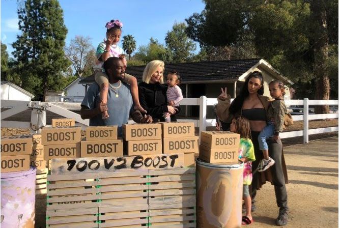 Kanye West dhe Kim Kardashian shesin këpucët e tyre në rrugë për bamirësi