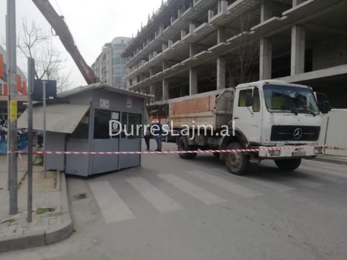 Policia Bashkiake e Durrësit heq kioskën te shkolla “Marie Kaçulini” (FOTO)