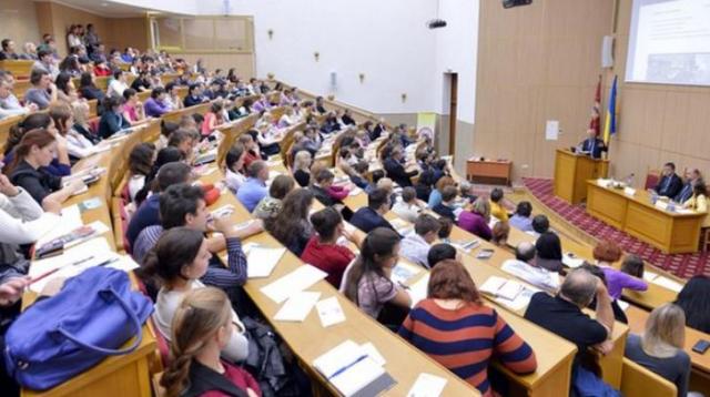 Studentët shqiptarë largohen masivisht nga vendi