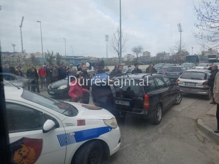 Sherr në mes të rrugës në Durrës (FOTO)