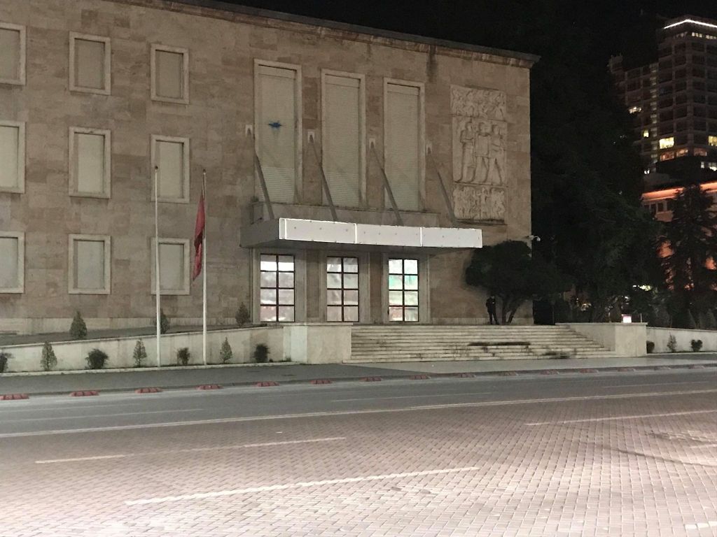 Çfarë po ndodh në kryeministri? Pse Rama hoqi skelën para protestës (FOTO)