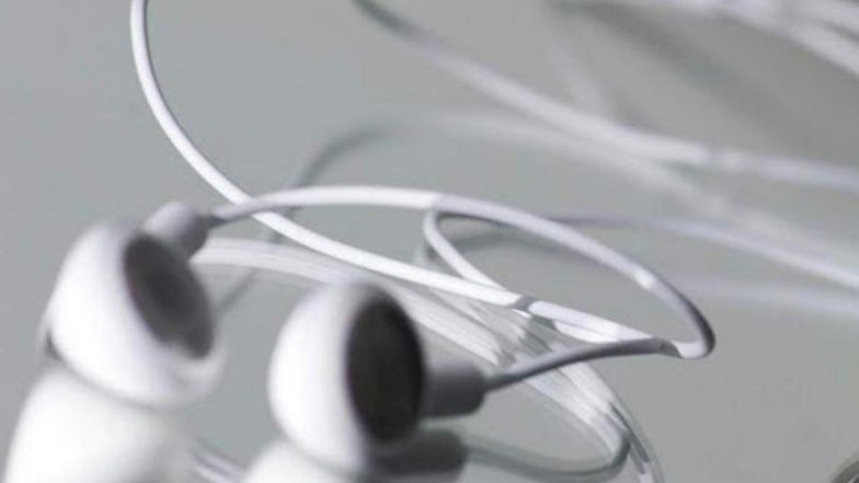 E zë gjumi me kufje, studenti zgjohet shurdh në njërin vesh