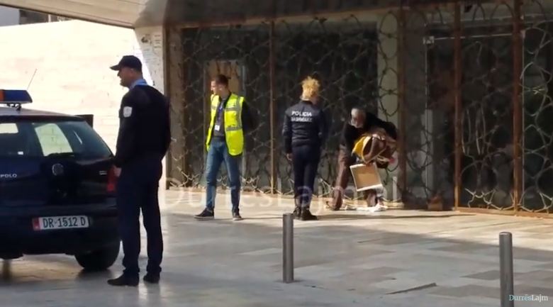 Policia Bashkiake nis largimin e lypësave nga rrugët kryesore të Durrësit (VIDEO)
