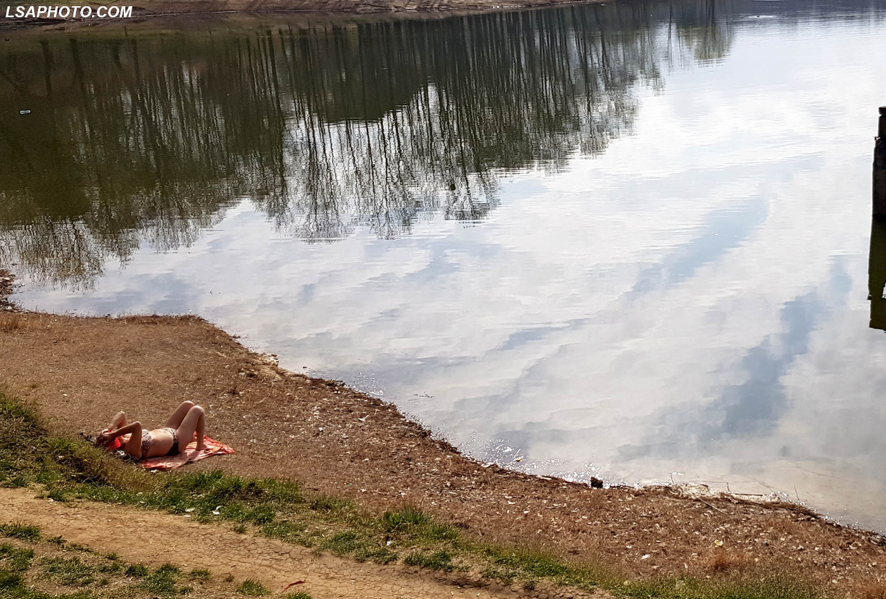 FOTO/ Filloi plazhi, gruaja del me rroba banje te Liqeni në Tiranë