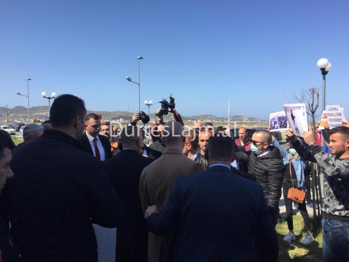 Ministri Lleshaj dhe kryebashkiaku Dako priten me protesta në UAMD (VIDEO)