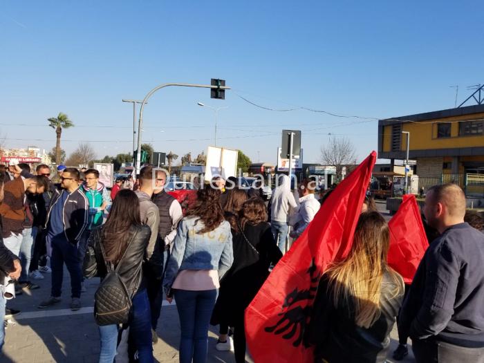 Kryeministri Rama pritet me protesta në Durrës (FOTO)