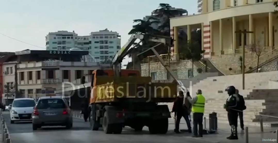 Makina përplaset me shtyllën e ndriçimit në Durrës (VIDEO)