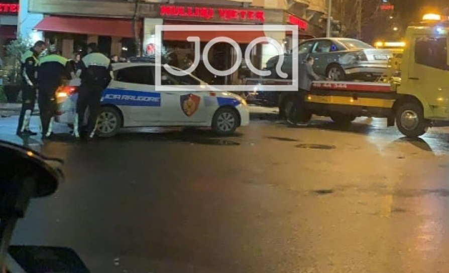 Del nga rruga, makina përfundon brenda lokalit (FOTO)