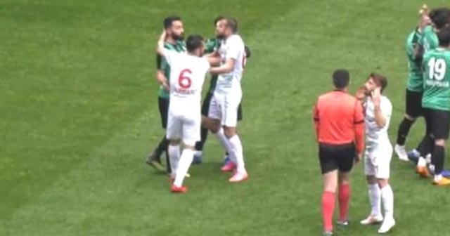 Masakroi me thikë kundërshtarin, lojtari pëzullohet përjetë (VIDEO)