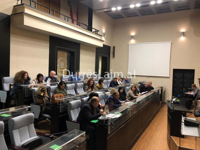 Nis mbledhja e Këshillit Bashkiak në Durrës, surprizon LSI-ja