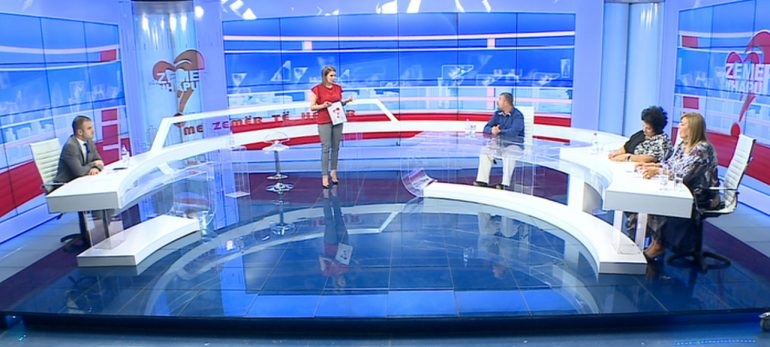 U divorcua nga gruaja, djali e terrorizon me dhunë