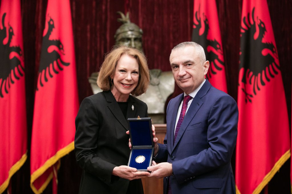 Presidenti Meta vlerëson me Dekoratën “Nënë Tereza” Mary Jean Eisenhower