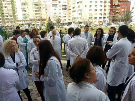 Mjekët e QSUT protestojnë kundër dhunës: Ndihemi të kërcënuar