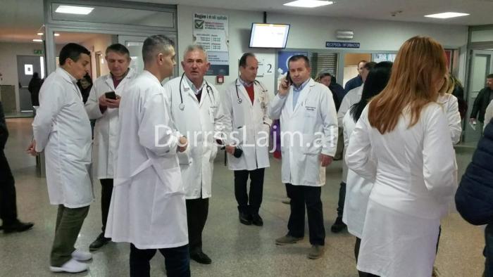 Dhuna ndaj bluzave të bardha/ Mjekët e Spitalit të Durrësit në protestë (VIDEO)