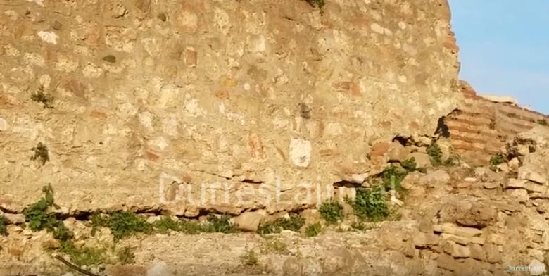 Kriset një pjesë e murit të Kalasë së Durrësit (VIDEO+FOTO)
