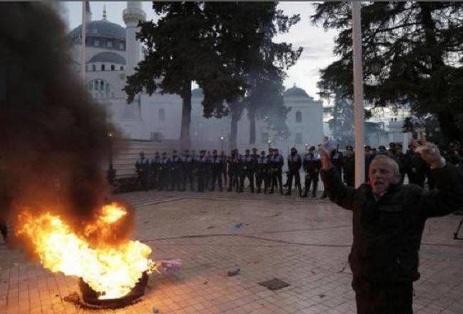 Protesta kalon kufijtë, çfarë shkruajnë mediat e huaja