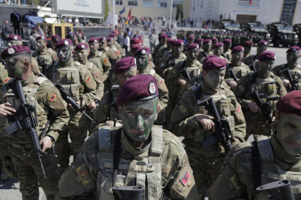 10 vite në NATO, paradë ushtarake në sheshin “Nënë Tereza”