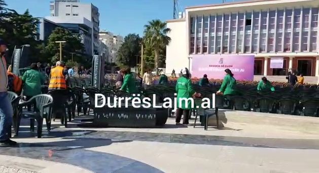 Emrat me apel/ Punonjësit e shtetit në Durrës me detyrim në shesh për të pritur Ramën (VIDEO)