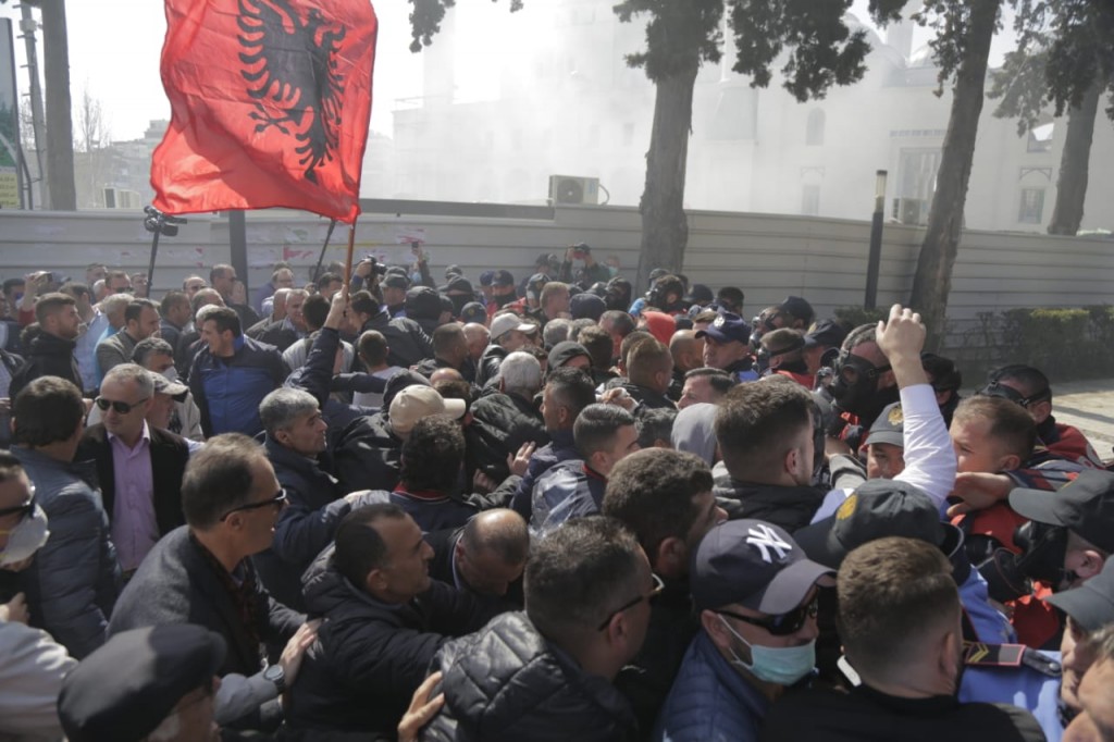 Protestuesit tentojnë të çajnë kordonin