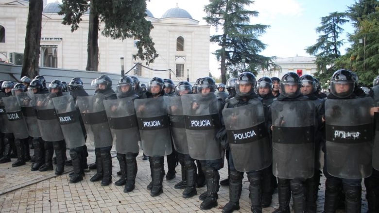 Sot protesta, policia rrethon parlamentin që në mëngjes