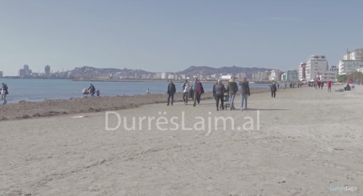 Plazhi i Durrësit nis të frekuentohet masivisht (VIDEO)