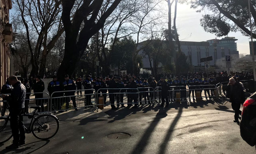 Protestë dhe seancë plenare te Kuvendi, policia bllokon hyrjen e pedonales