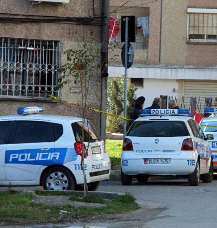 Djali mbyt nënën e moshuar në banesë