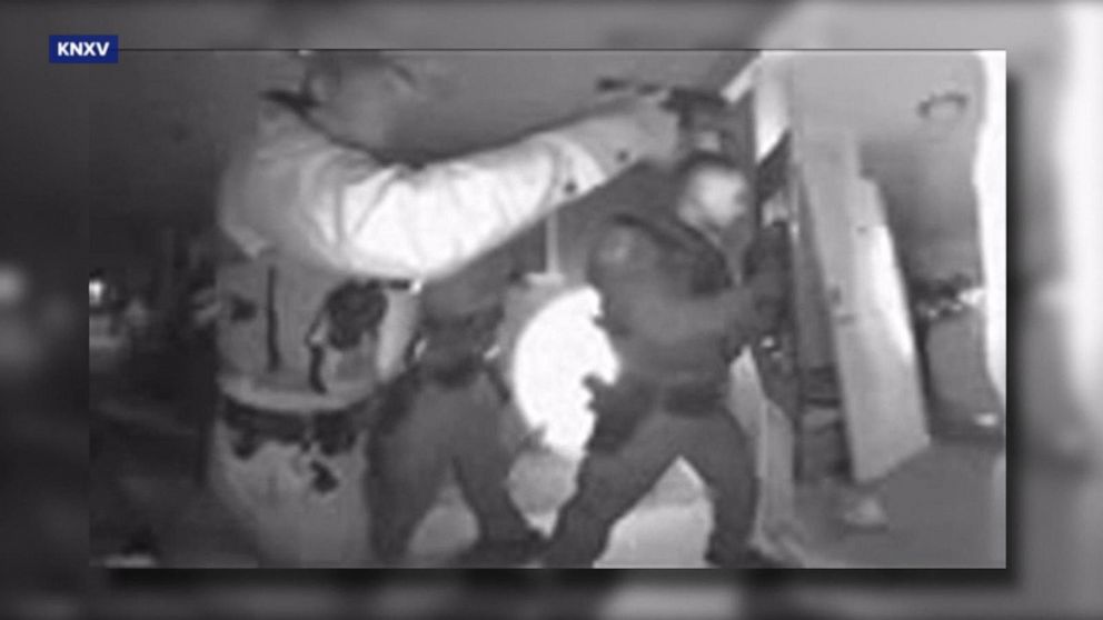 Policia hyn me forcë në banesë për të marrë 2-vjeçarin