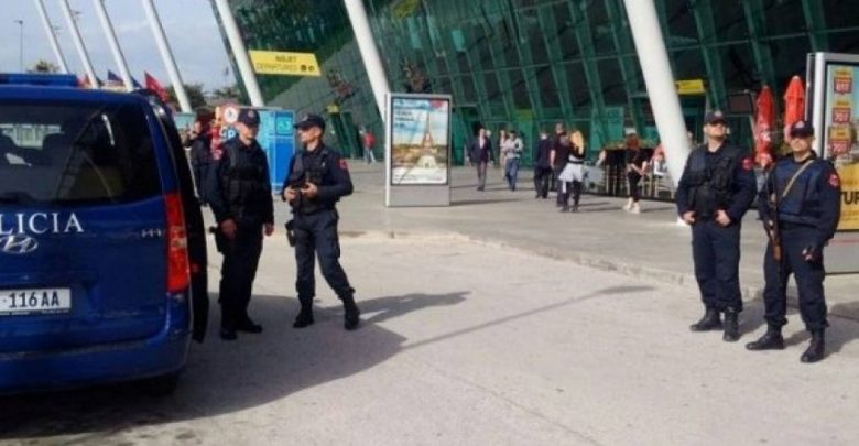 I riu arrestohet në Rinas me dy karta identiteti rumune