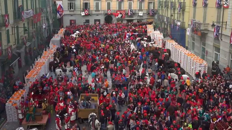 “Lufta e Portokalleve” në Itali, tradita që daton nga Mesjeta