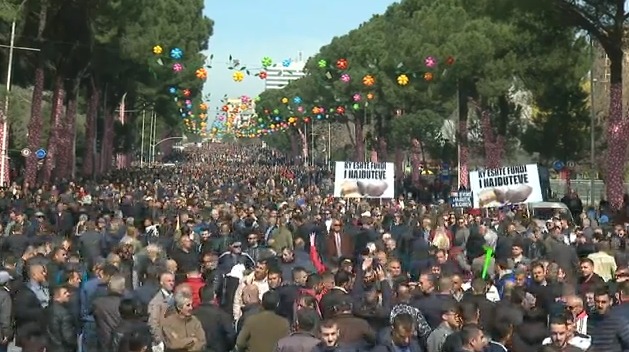 LIVE PROTESTA/ Rrethohet Kryeministria, Flamur Noka: Nisim marshimin