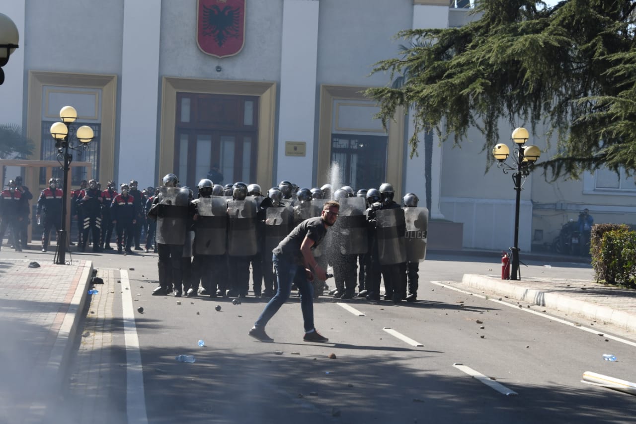 Protesta e opozitës, arrestohen 14 persona