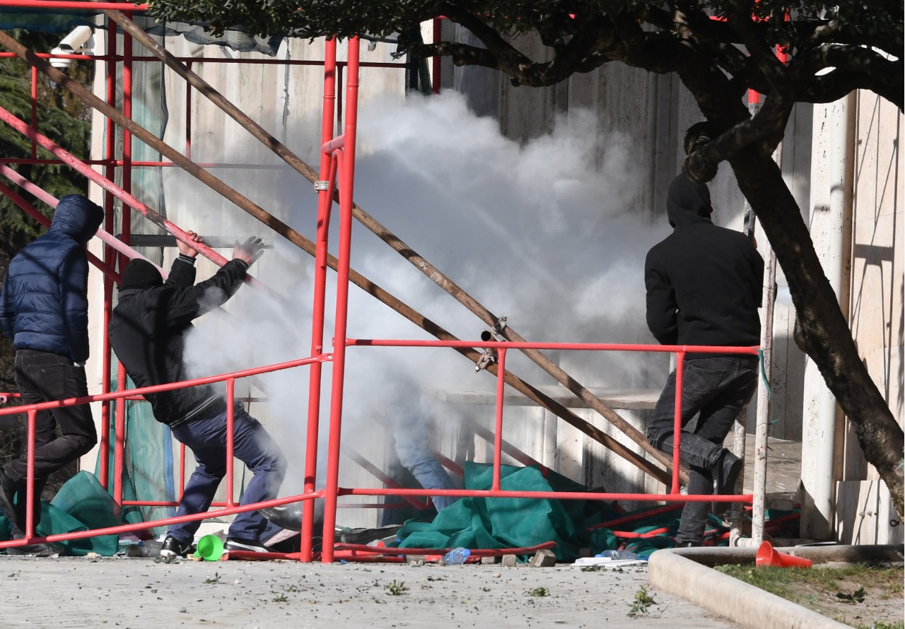 Sandër Lleshaj: Gazi lotsjellës që u përdor në protesta u ble nga Berisha pas 21 janarit