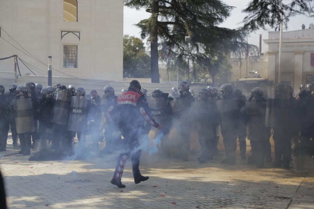 Protestuesit thirrje policëve: Hiqni kapelet, bashkohuni me ne!