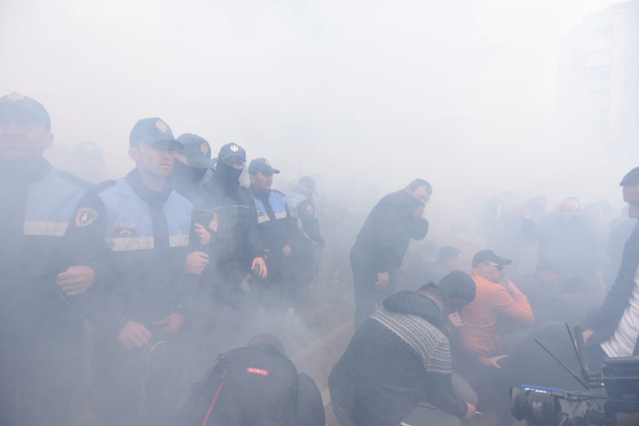 Tension para parlamentit, protestuesit tentojnë të çajnë kordonin