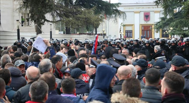 Opozita thërret protestë përpara Kuvendit seancën e së enjtes