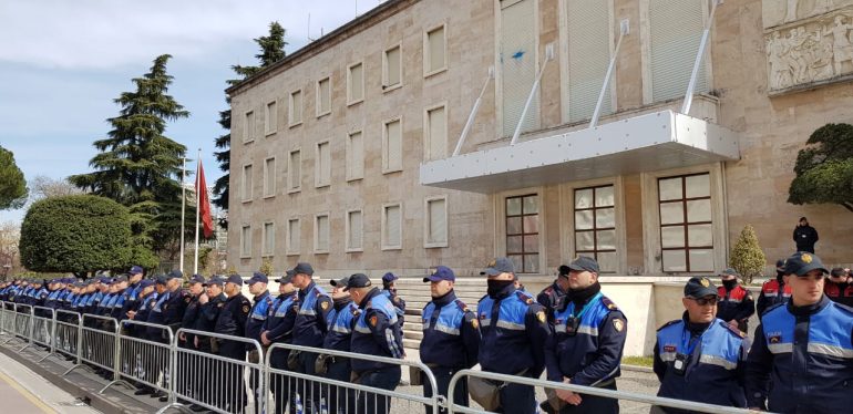 Fyen policët, shoqërohet një protestues