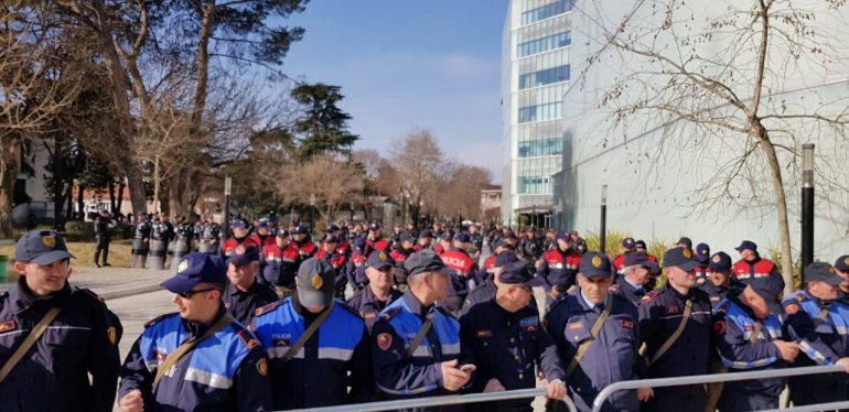 Një çantë me fishekzjarre pranë Kuvendit (FOTO)