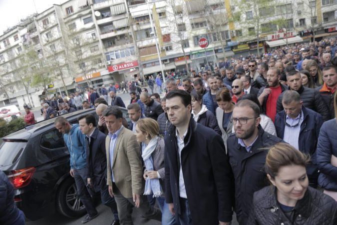 Protesta zhvendoset te Ministria e Brendshme: Lironi djemtë tanë!