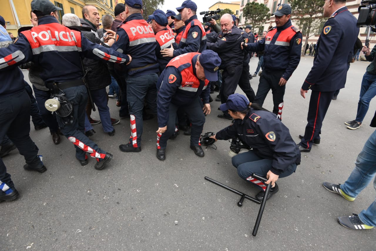 Policia thirrje Gazmend Bardhit: Protestuesit të mos hedhin kapsolla